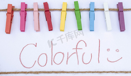 彩色木夹绳索和手写多彩隔离在白色背景。
