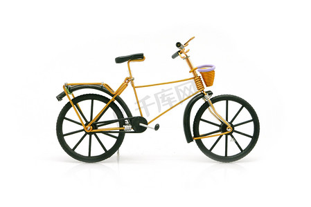 白色背景装饰用复古金色自行车模型