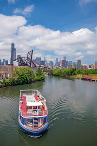 芝加哥河和市中心的芝加哥天际线芝加哥、河流、湖泊、密歇根、城市、密西西比、伟大、小船、巡航、旅行、商业、天际线、人、建筑、旅游、地标、大道、建筑、城市、蓝色、天空、水、