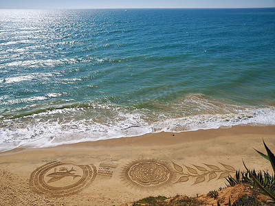 生日易拉宝x展架摄影照片_葡萄牙阿尔布费拉美丽的海滩曼陀罗，有花和海豚