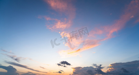 粉色云彩背景摄影照片_在日落蓝色和桃红色天空的五颜六色的云彩，自然背景