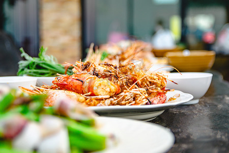 餐厅虾炒大蒜海鲜，背景是其他菜肴