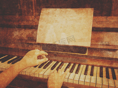 在老式钢琴上演奏