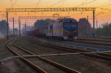 乌克兰斯拉维扬斯克 — 2018年9月13日：货运列车到达车站