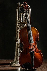黑色背景中的旧小提琴和喇叭