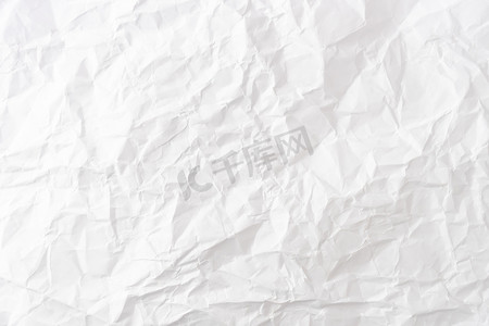褶皱纸格子纸摄影照片_白色皱纸背景的顶视图。