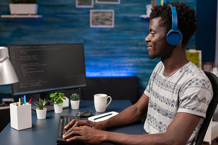 戴耳机的非裔美国人程序员写程序代码