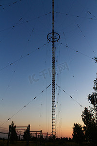 在日落和 t 背景下的广播电视塔