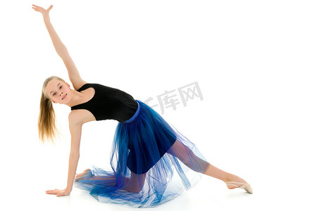 优雅的女孩体操运动员表演艺术体操。