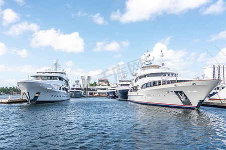 美国佛罗里达州劳德代尔堡 — 2019年9月20日：豪华游艇停靠在佛罗里达州劳德代尔堡的码头