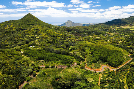 毛里求斯岛摄影照片_鸟瞰毛里求斯岛的山脉和田野。毛里求斯的风景。
