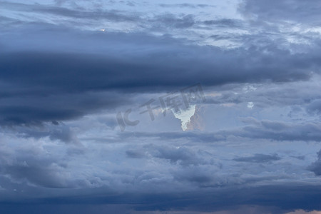 雨和云摄影照片_剧烈的天空与风雨如磐的云彩在雨和雷暴之前