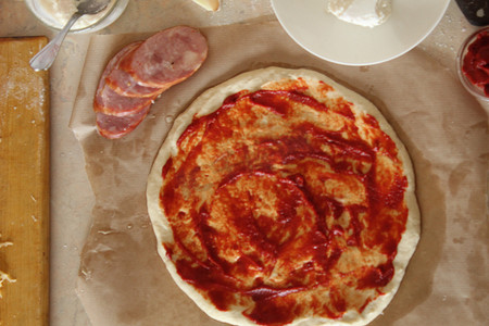 烹饪披萨的分步说明。