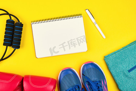 打开空笔记本和运动女装，用于运动和 f