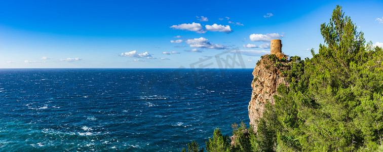 西班牙地中海马略卡岛海岸古堡瞭望塔全景