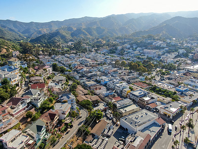 美国圣卡塔利娜岛阿瓦隆市中心鸟瞰图