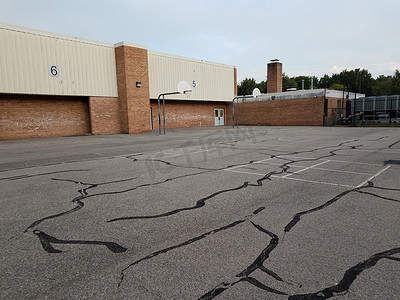 学校篮球场沥青路面裂缝