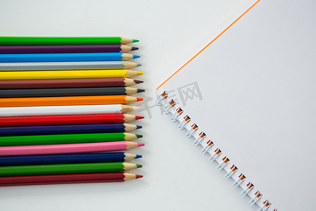 有螺旋书的彩色铅笔