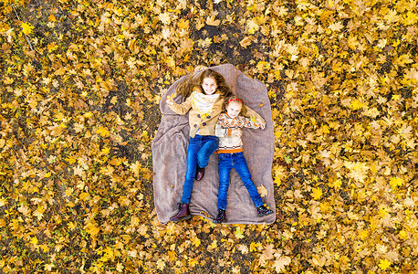 躺在野餐垫上的快乐女孩
