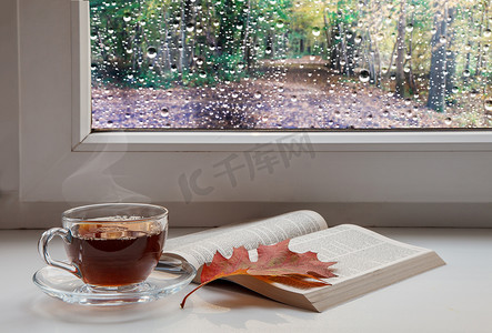 一杯咖啡、打开圣经和窗户上的红枫叶