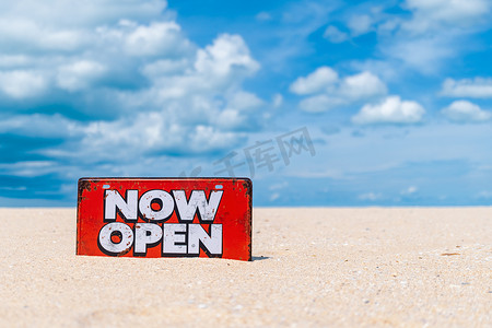 现在打开标志牌站在沙滩夏季海滩背景隐喻到时间旅行放松旅游季节与复制空间。