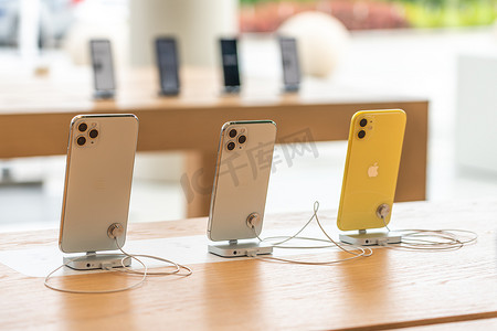 手机mate9摄影照片_美国佛罗里达州阿文图拉 — 2019 年 9 月 20 日：iPhone 11、11 Pro 和 Pro Max 在苹果新智能手机上市销售时展示