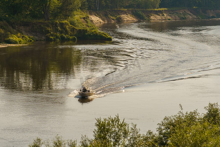河岸和一艘摩托艇在水面上行驶