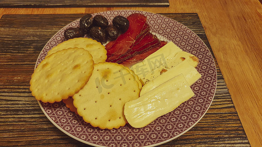 白色肉包摄影照片_切片肉和奶酪、橄榄和饼干。