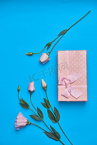 礼盒鲜花庆典生日蓝色背景