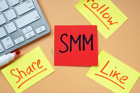 点关注摄影照片_SMM 卡片 - 社交媒体营销、在办公桌上分享、关注和点赞。