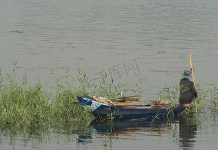 芦苇河边的传统埃及贝都因渔夫