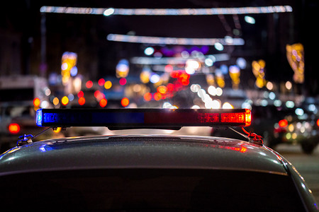 城市夜间警车灯 — 有选择性聚焦和散景的特写