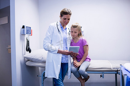 医生向患者展示数字平板电脑中的医疗报告