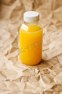环保食品摄影照片_环保可回收塑料瓶和包装中的鲜橙汁、健康饮料和食品