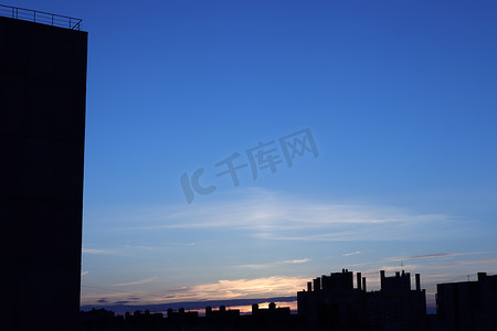 蓝色夜空背景上的城市建筑剪影