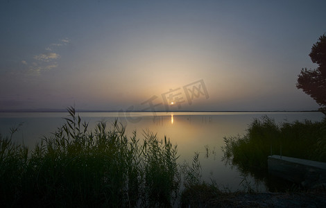 芦苇水摄影照片_大湖上的日落，从芦苇丛中，