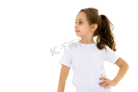 穿纯白T恤做广告的小女孩