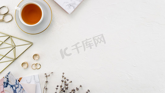 与茶杯的桌面。