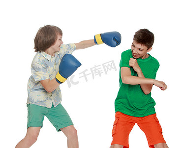 两个少年拳击