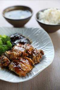 日本料理，木质背景的鸡肉照烧饭