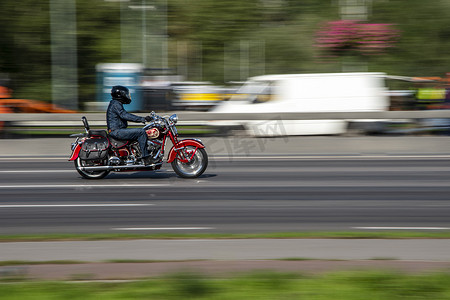 乌克兰，基辅 — 2020年12月10日：红色哈雷戴维森摩托车在街上行驶