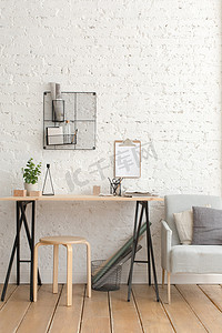 椅子创意摄影照片_白色室内阁楼中带文具的办公桌