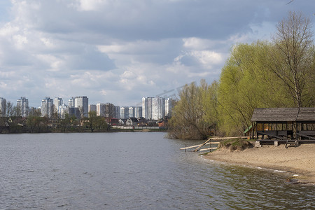 泰戈尔摄影照片_乌克兰，基辅 — 2021年4月21日：Osokorky生态公园景观