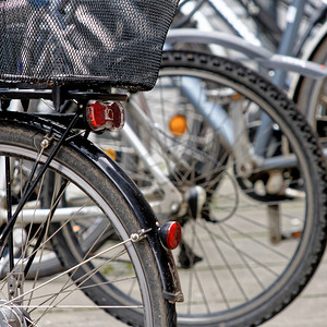 德国下萨克森州不伦瑞克，2018年1月27日：自行车停在不伦瑞克市中心的一个大型自行车架上，社论