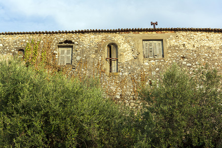 诺诺罗亚索隆摄影照片_位于希腊佩隆尼南部 Messiniaki Mani 地区 Kardamyli 老城的建筑。