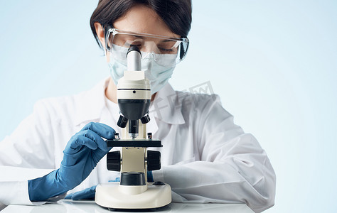 女人看着显微镜实验室研究微生物细菌