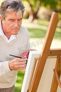 老人在公园里画画