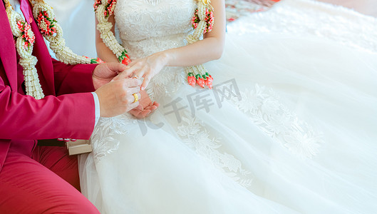 新郎将结婚钻戒戴在新娘手指上，向新娘求婚