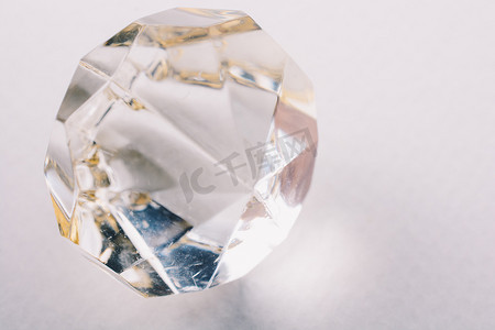 价格透明摄影照片_白色背景上的透明钻石