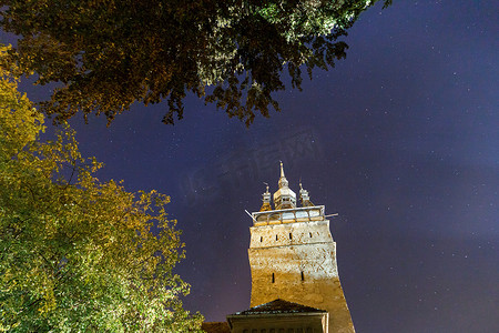 SIGHISOARA，罗马尼亚 — Circa 2020：古老的中世纪城镇夜景与星空。